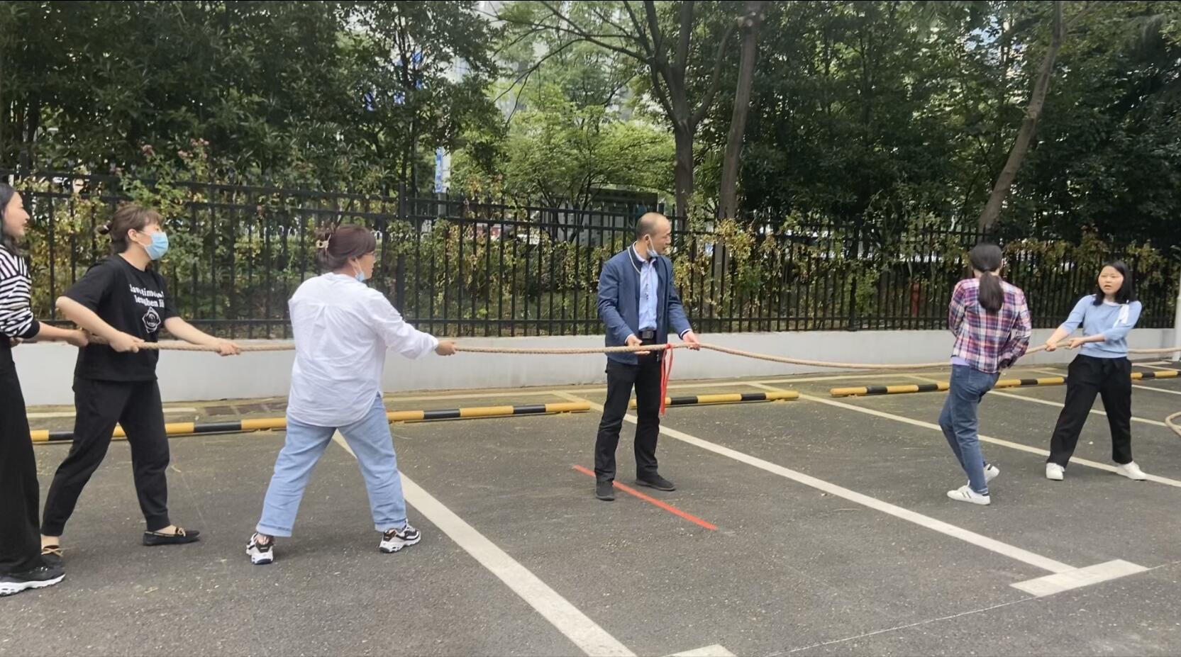 江苏省农村经济产业指导服务中心组织开展拔河比赛